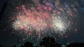 112年國慶焰火在台中歡慶雙十國慶到來，112年國慶焰火10日晚間在台中市中央公園盛大施放，上演長達36分鐘的精彩焰火秀，璀璨煙花在夜空中綻放，點亮黑夜。中央社記者郝雪卿攝  112年10月10日