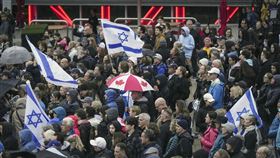 圖為10日民眾參加溫哥華區猶太聯合會舉辦的守夜活動，哀悼遭哈瑪斯殺害的以色列人。（圖／美聯社／達志影像）