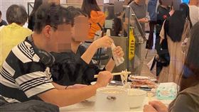 有網友到香港將軍澳海悅豪園一麥當勞內用餐時，發現5名男女自備「快煮鍋」煮泡麵分食，桌上甚至還備有多副碗筷及小菜等，且未點購麥當勞餐點，令在場民眾相當傻眼。（圖／翻攝自臉書社團「將軍澳主場」）