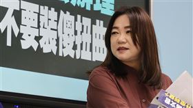 遭指拒簽保密切結書　馬文君記者會說明（2）媒體報導，國民黨立委馬文君出席立法院潛艦國造機密會議，卻拒簽保密切結書。馬文君（圖）11日在立法院召開記者會表示，如果有洩密，目前檢調已經分案調查，也進入司法程序，就靜待司法調查。中央社記者謝佳璋攝　112年10月11日