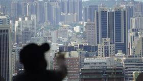 囤房稅2.0草案通過（1）行政院會21日通過攸關囤房稅2.0的房屋稅修正條例，房屋稅改採全國歸戶，囤房族稅負將加重。圖為高雄市民眾從高處俯瞰苓雅區住宅建築。中央社記者董俊志攝  112年9月21日