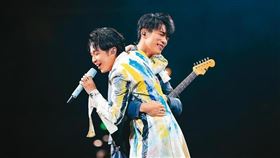 青峰（前）與家凱（後）感情親如家人，兩人在舞台上默契十足，只是現在已有歧異。（翻攝自青峰臉書）