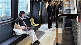 環狀線首列移動美學列車。（圖／新北捷運公司提供）