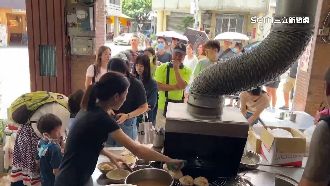 蛋黃酥、肉圓店人潮滿　網：彰化人愛排隊