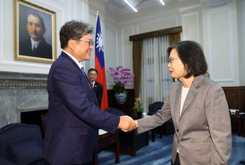 前總統蔡英文（前右）曾在總統府接見日本自民黨政調會長暨「日華懇」幹事長萩生田光一（前左）眾議員訪問團，雙方握手致意