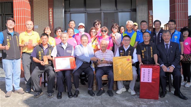 百歲人瑞獲贈金鎖片　竟是女神歌手外祖父