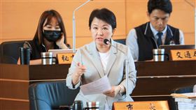 國慶焰火狀況連連  盧秀燕致歉112年國慶焰火10日晚間在台中市中央公園登場，活動過程狀況連連引發討論，台中市長盧秀燕（前中）11日對於活動辦得不夠完善道歉。中央社記者趙麗妍攝  112年10月11日