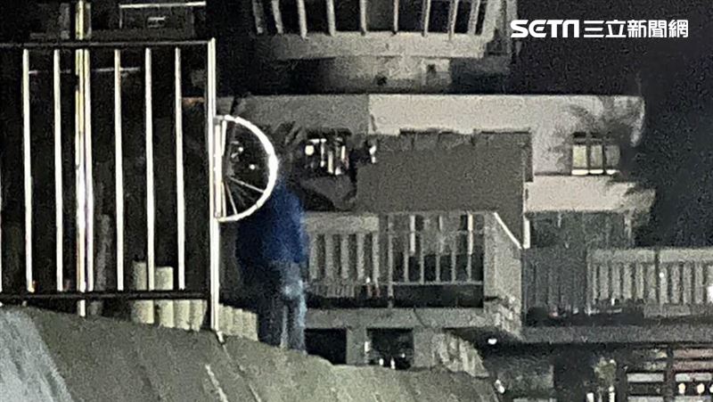 農曆7月西子灣嚇人　白目男扮鬼裝扮曝光