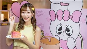 春上布丁蛋糕與艾絲樂小兔聯名推出期間限定口味「艾絲樂甜心」，蛋糕切面即為宇宙浪漫的粉紅漸層。（圖／品牌業者提供）