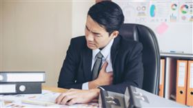 調查顯示有571人罹患「冠狀動脈心臟病」。數據分析顯示，與工作壓力較低的男性白領相比，遭受較大工作壓力、或「付出-回報失衡」的男性，罹患冠狀動脈心臟病的風險增加了49%。更重要的是，工作壓力過大且付出-回報失衡，2大指標皆符合的男性，罹患心臟病的風險更飆升至103%。研究團隊亦發現，經歷過長期且慢性的工作壓力，其冠狀動脈心臟病風險與其他幾種心血管風險因素相似。