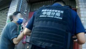 婦與獨居哥哥失聯　警消破門見他躺地板3天無進食，圖／桃園電子報