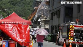 ▲「基泰大直」鄰損案，25戶塌陷民宅拆除，祖孫看到怪手正在拆自己房子，不禁落淚不捨（圖／記者邱榮吉攝影）