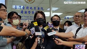 ▲高虹安，於法庭外，再度感謝助理們工作的辛勞。（圖／記者楊佩琪攝）