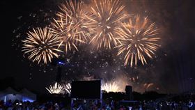 112年國慶焰火10日晚間在台中市中央公園施放，上演長達36分鐘的精彩焰火秀，璀璨煙花在夜空中綻放，點亮黑夜。（圖／台中市政府提供）