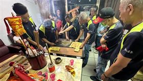 ▲帝爺公與耶穌共同繪製「耶穌符」。（圖／取自溫宗翰臉書）