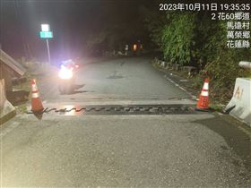 ▲11日晚間6點36分，花蓮富里鄉發生規模5.8地震，傳出萬榮鄉馬遠橋伸縮縫距離加大，橋面也有長達3公尺的裂痕，目前警方已在現場放置交通錐提醒用路人注意，花蓮縣瑞穗鄉公所也表示，該橋目前仍可通行。（圖／翻攝畫面）