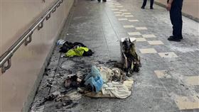 家當,行李箱,街友,台中,西屯區,台中警察局第六分局,縱火（圖／翻攝畫面）