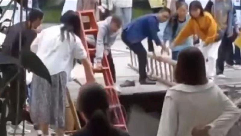 學校操場突塌陷　14名高中生掉入化糞池