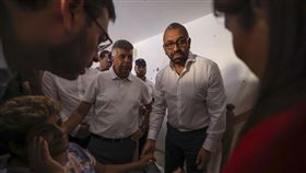 英外相率先訪以表達支持  聆聽居民口述經歷英國外相柯維立（右2面對鏡頭者）11日率各國外長之先訪問以色列，表達英方堅定不移的支持。他走訪以國南部城鎮歐發金，期間聆聽曾遭巴勒斯坦伊斯蘭激進軍事組織「哈瑪斯」劫持長達20小時的居民講述經歷。（英國政府提供）中央社記者陳韻聿倫敦傳真  112年10月12日