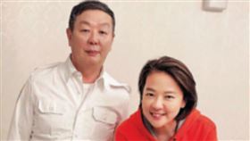 黃珊珊今（12）天貼出一張她跟哥哥黃曙光還有媽媽的合照，黃珊珊強調，國家利益高於政黨利益，一直都是黃家DNA。（圖／翻攝自黃珊珊臉書）