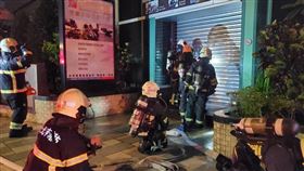▲台北市內湖瑞光路上一家軍用品店7日晚間8點多發生火警，無人傷亡，但警方於火勢撲滅後發現疑似起火點有點火器且還飄出汽油味，不排除人為縱火，調閱監視器追查，已鎖定特定人士持續追緝中。（圖／翻攝畫面）