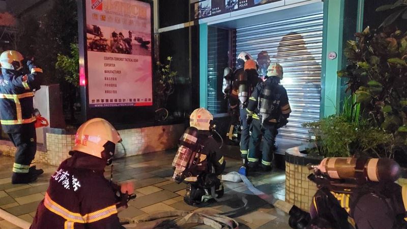 遙控點火燒軍用品店　「背包狂人」遭羈押