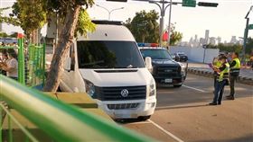 搶看國慶焰火，露營車開進布彈管制區，卡位，拒絕開走，警方開罰(圖／翻攝畫面)