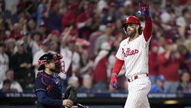 ▲哈波（Bryce Harper）單場雙響砲，費城人聽牌勇士。（圖／美聯社／達志影像）