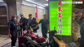 台北市萬華分局率隊前往鑽石大樓搜索，一舉逮獲35名應召小姐。（圖／翻攝畫面）