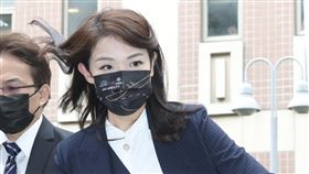 台北地院審詐領助理費案  傳喚高虹安出庭（2）台北地方法院11日下午開庭審理新竹市長高虹安於立委任內涉嫌詐領助理費案，高虹安親自抱著一箱資料現身台北地院。中央社記者吳家昇攝  112年10月11日