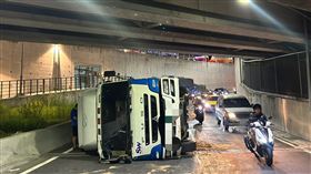 新北,板橋,新興橋,限高,貨櫃車,翻覆,