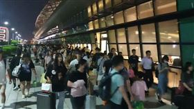 中秋連假返鄉，排隊2小時等搭車，搶搭自由座，高鐵今致歉，10／1運量創「通車以來新高」(圖／翻攝畫面)