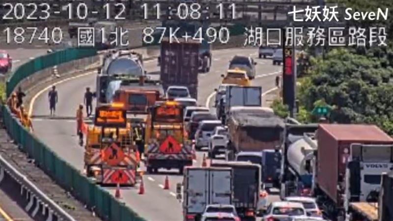 新／國1湖口事故！4大2小車追撞　時速剩8