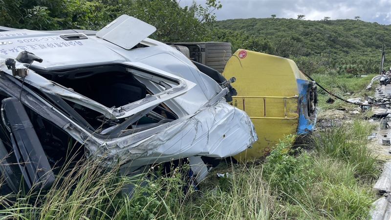 台2線化學槽車翻覆　駕駛傷重送醫不治