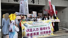 台灣醫療工會聯合會等團體今聚集在立法院前，以萬聖節裝扮放次醫療環境的荒誕來抗議「地獄職場」，提出「人力補足不過勞」等4大訴求。（圖／記者簡浩正攝影）