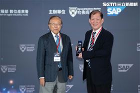 中國附醫榮獲《哈佛商業評論》「鼎革獎」（圖／中國附醫提供）