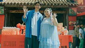 劉以豪（左）和渡邊直美在《怎麼可能我家的祖先是你家的鬼》飾演經紀人和大明星。（圖／華映娛樂提供）