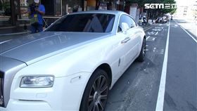  2000萬勞斯萊斯「魅影」，硬擠計程車專用停車位，霸佔，違停，公車停靠站（圖／翻攝畫面）