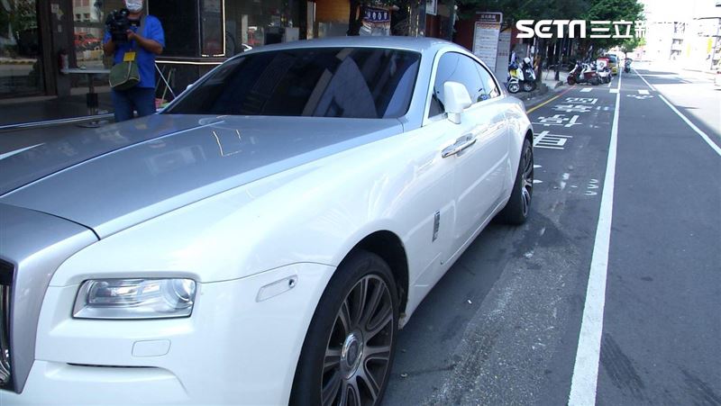 2000萬勞斯萊斯當「路霸」　佔小黃停車位