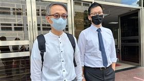 向心夫婦被控洗錢　二審再判無罪中國創新公司主席向心及妻子龔青被控洗錢，一審無罪，二審6日仍判無罪。向心辯護人方伯勳（左）庭後受訪表示，夫婦遭限制留台已1390天，希望檢察官不要提起上訴，讓向心夫婦早日回家。中央社記者劉世怡攝  112年9月6日