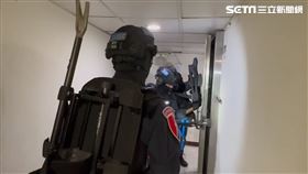  台北市萬華分局率隊前往鑽石大樓搜索，一舉逮獲33名應召小姐。（圖／翻攝畫面）