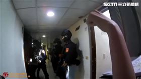 台北市萬華分局率隊前往鑽石大樓搜索，一舉逮獲33名應召小姐。（圖／翻攝畫面）