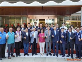 全台首座頂級銀髮友善園區「亞洲健康智慧園區」今(12)日落成啟用，台灣房屋集團總裁彭培業(右6)、新竹縣縣長楊文科(左6)等產官學界貴賓，一同見證台灣第五代建築邁入新里程碑！（圖／MyGoNews提供）