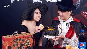 萬聖節黑皮整隻雞讓你今年萬聖就醬玩！搭配三款期間限定沾醬（南瓜濃湯醬、番茄咖哩醬、藍莓優格醬)，讓你在全黑畫布上自由創作專屬美味。（圖／品牌提供）  