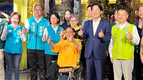 賴清德赴桃園護國宮參香民進黨總統參選人賴清德（前右2）12日至桃園護國宮參拜祈福，並與廟方人員等合影留念。中央社記者葉臻攝  112年10月12日