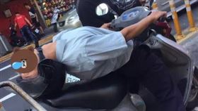 阿伯,騎車,睡著,紅燈,下腰