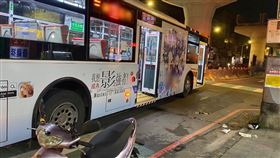 機車,公車,新北市,土城區,自摔,顱內出血,命危（圖／翻攝畫面）