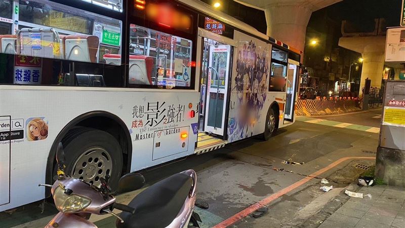土城公車碰自摔機車！騎士頭遭撞顱內出血