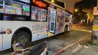 土城公車碰自摔機車！騎士頭遭撞顱內出血