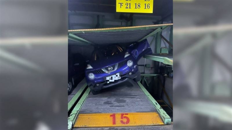 老翁操作車位開關不慎　臨車車門遭夾毀